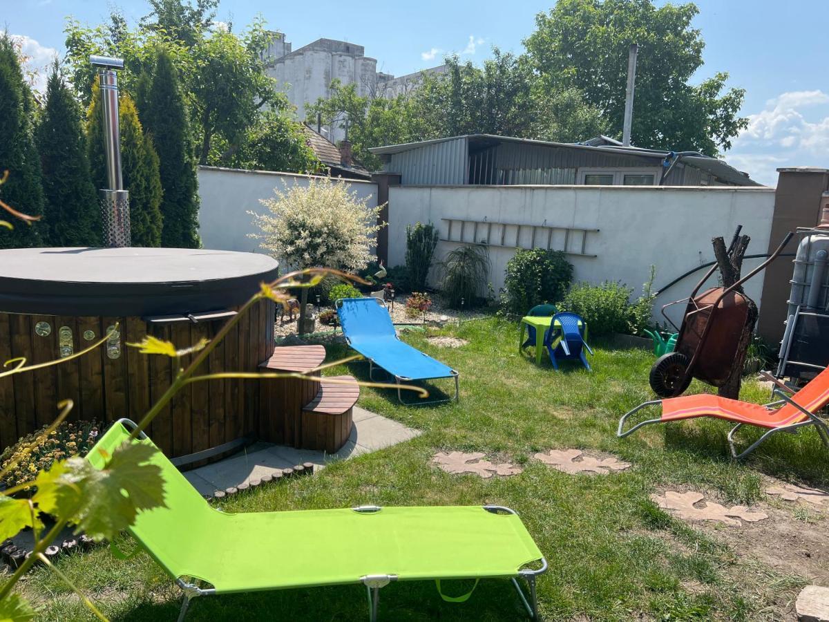 -Self-Check- 4-Bedroom Family House With Heated Tub Levice Exteriör bild