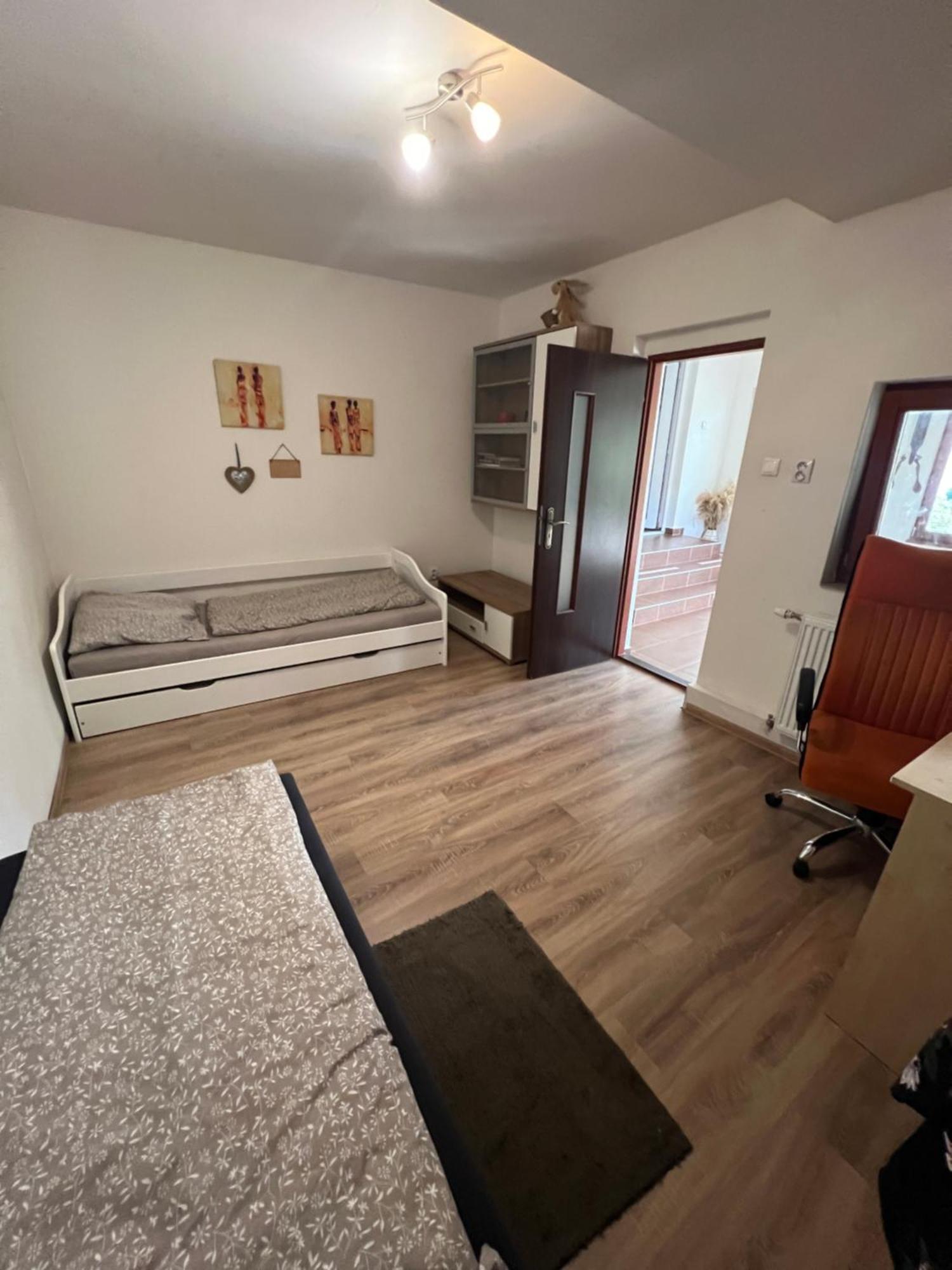 -Self-Check- 4-Bedroom Family House With Heated Tub Levice Exteriör bild