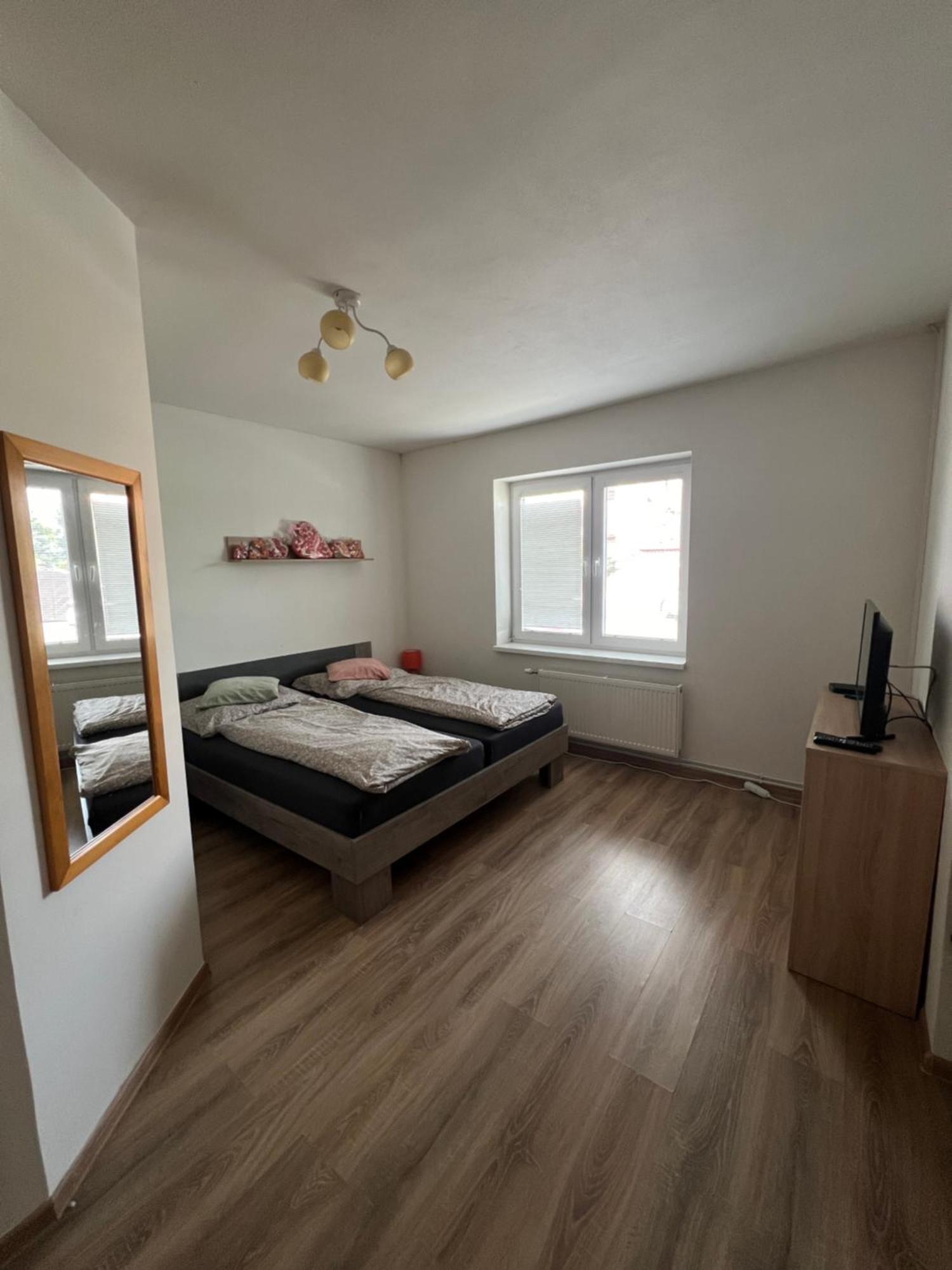 -Self-Check- 4-Bedroom Family House With Heated Tub Levice Exteriör bild