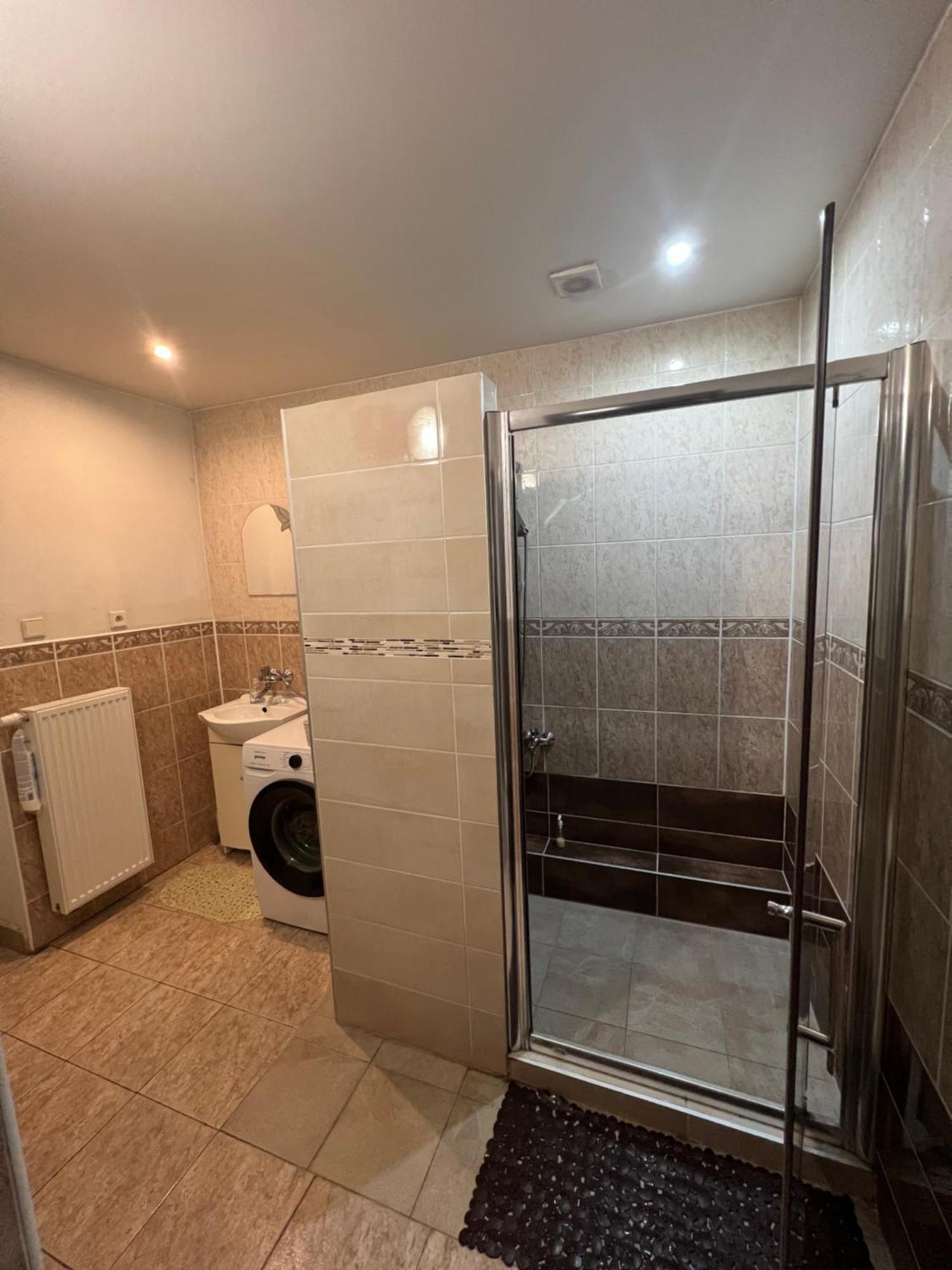 -Self-Check- 4-Bedroom Family House With Heated Tub Levice Exteriör bild